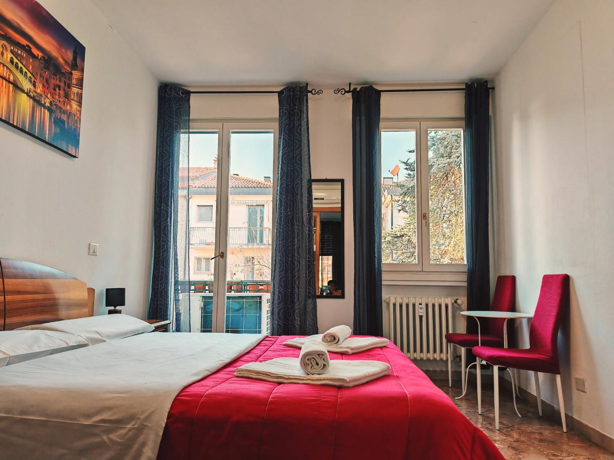 Goldmine Guest House 2 Venesia Bagian luar foto