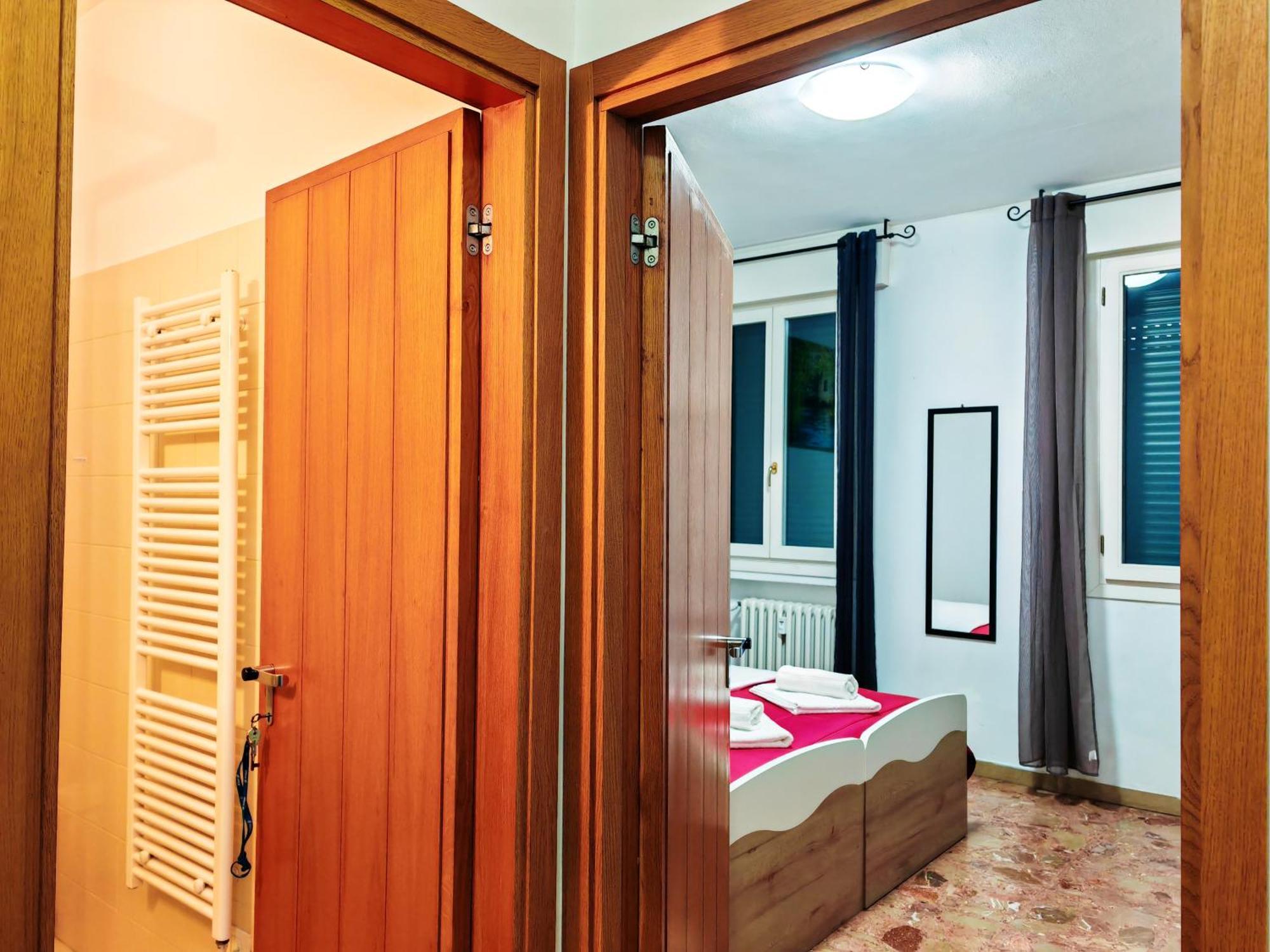 Goldmine Guest House 2 Venesia Ruang foto