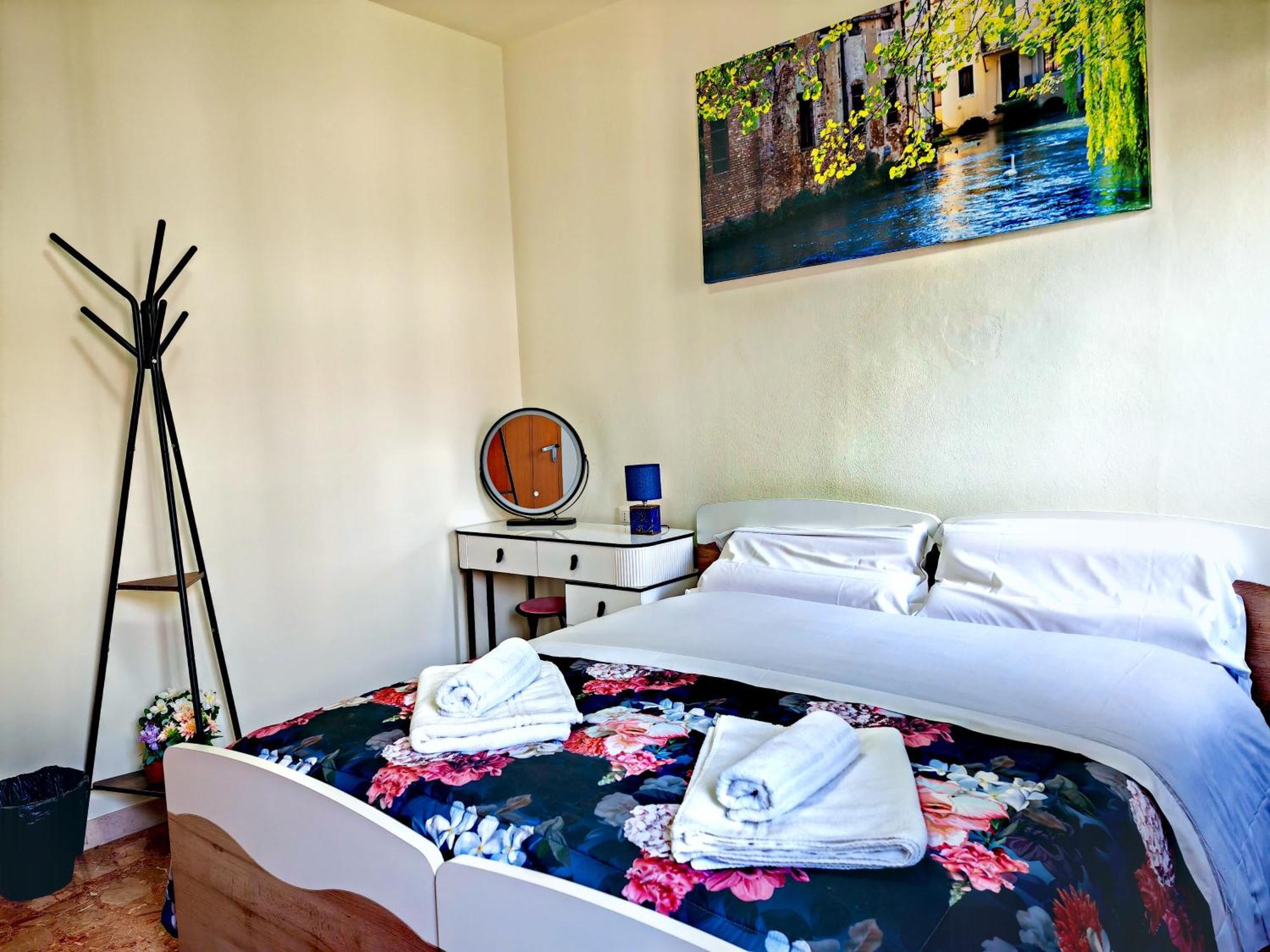 Goldmine Guest House 2 Venesia Bagian luar foto